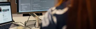 Immagine tecnico al pc